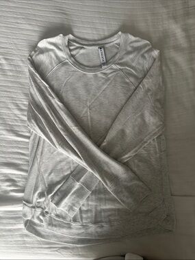 Athleta Heathered Light Gray Long Sleeve Pullover